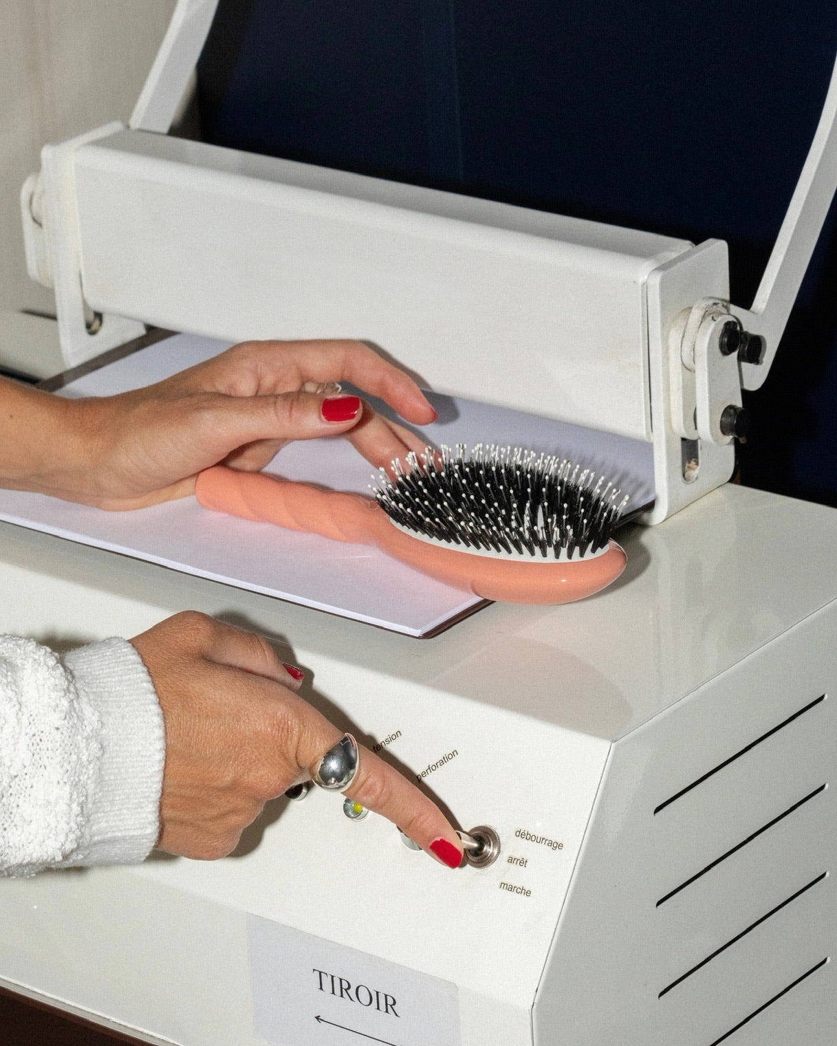 N.03 The Gentle Scalp Care Hair Brush THE ESSENTIAL SOFTNESS Coral