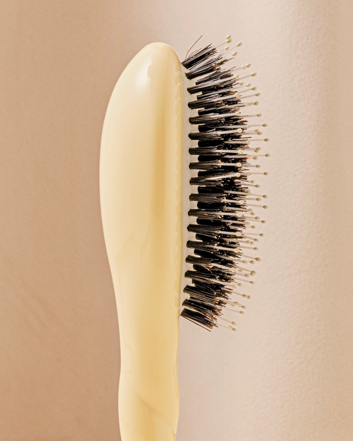 N.03 La Petite Brosse Cuir Chevelu Sensible l'Indispensable Douceur Ivoire Cair