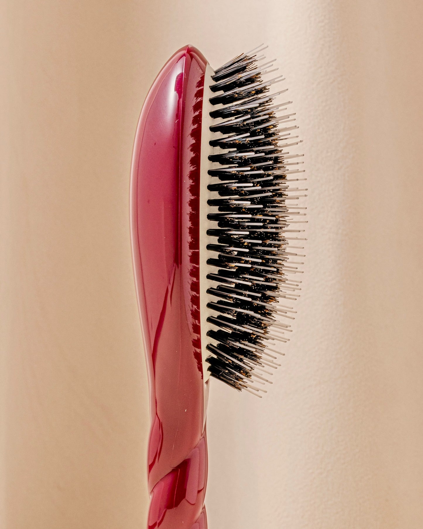N.02 The Care & Detangling Hair Brush THE ESSENTIAL Cherry Red