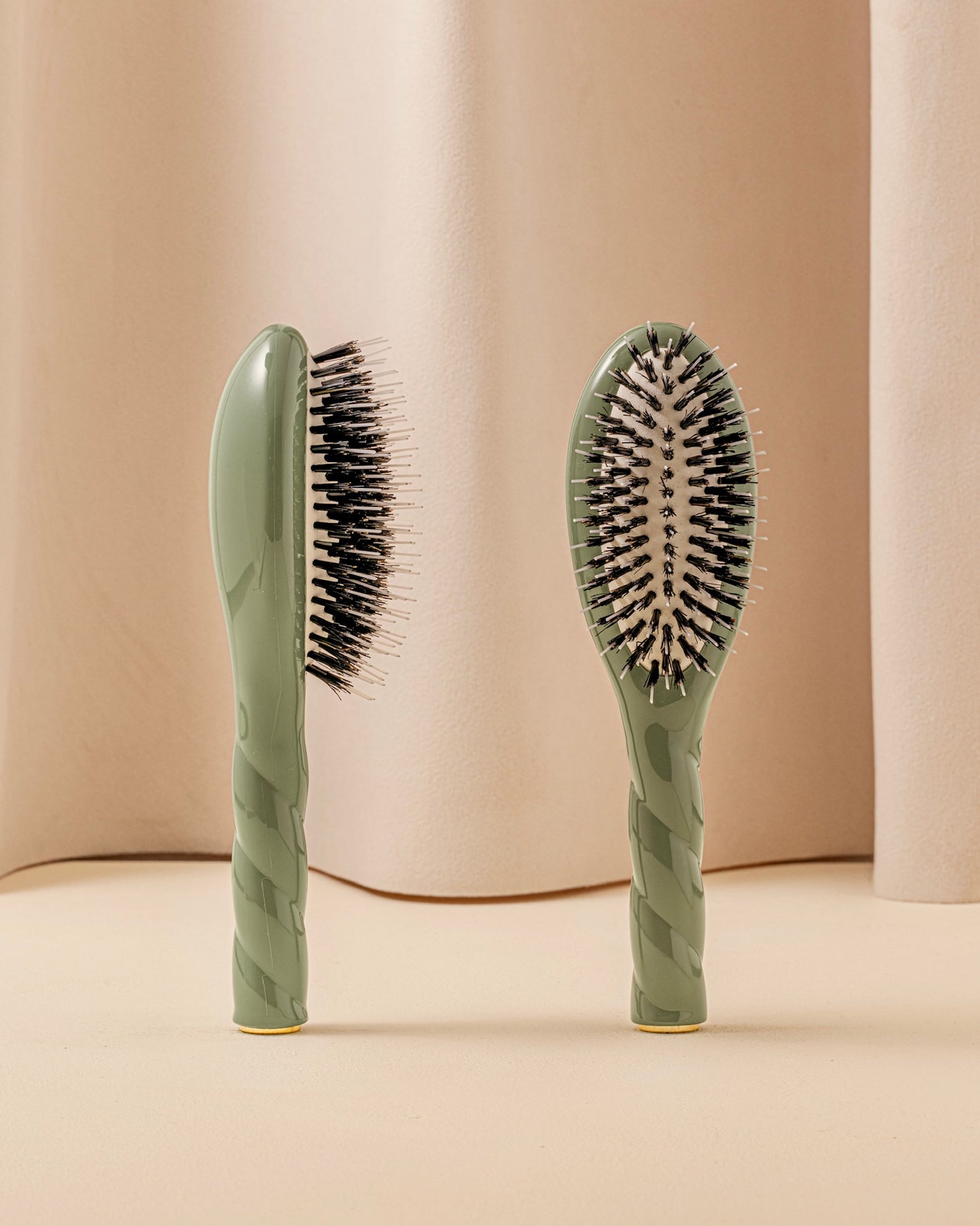 N.02 La Petite Brosse Démêlante & Soin l'Indispensable Vert Amande