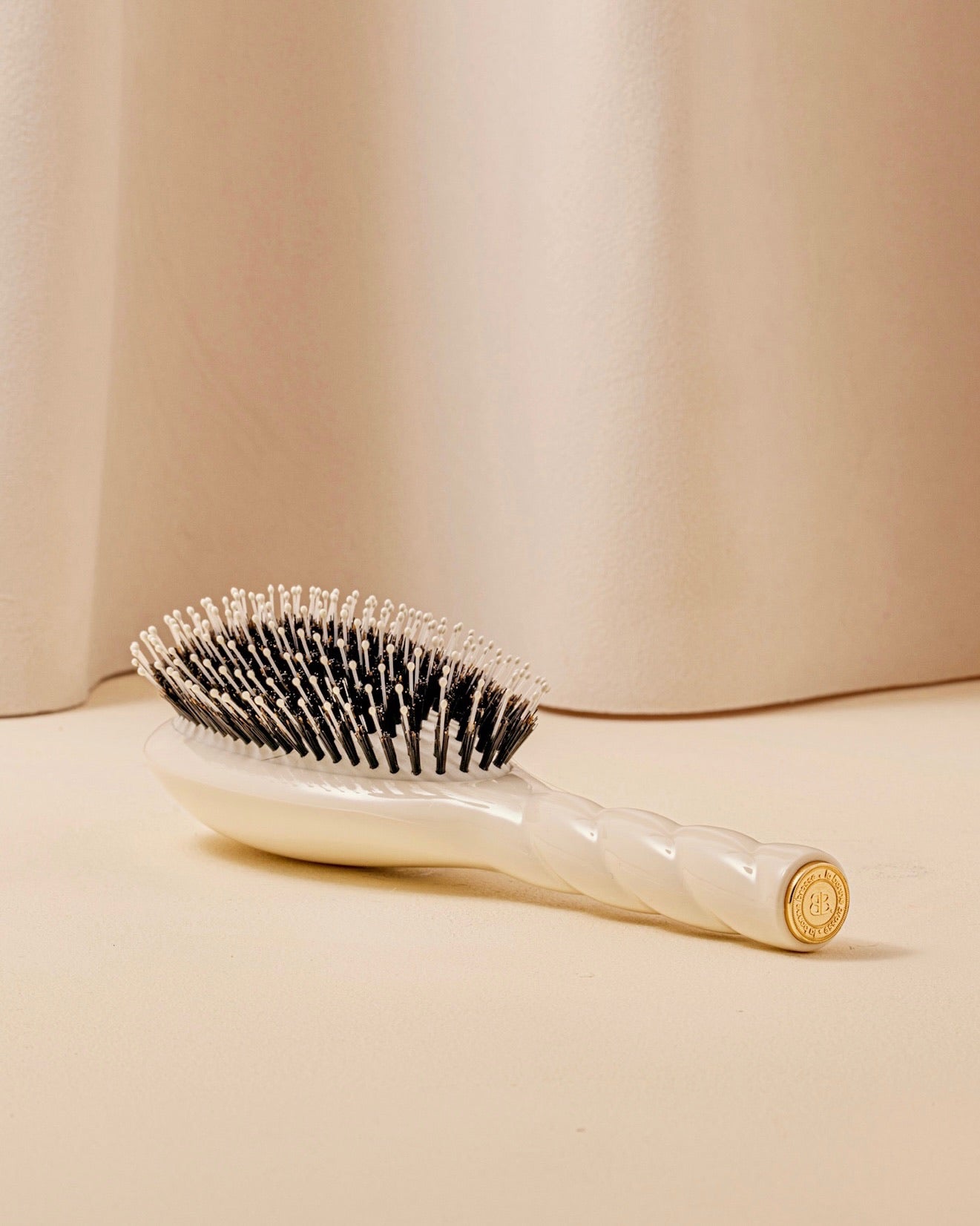 N.03 La Brosse Cuir Chevelu Sensible l'Indispensable Douceur Blanc Crème