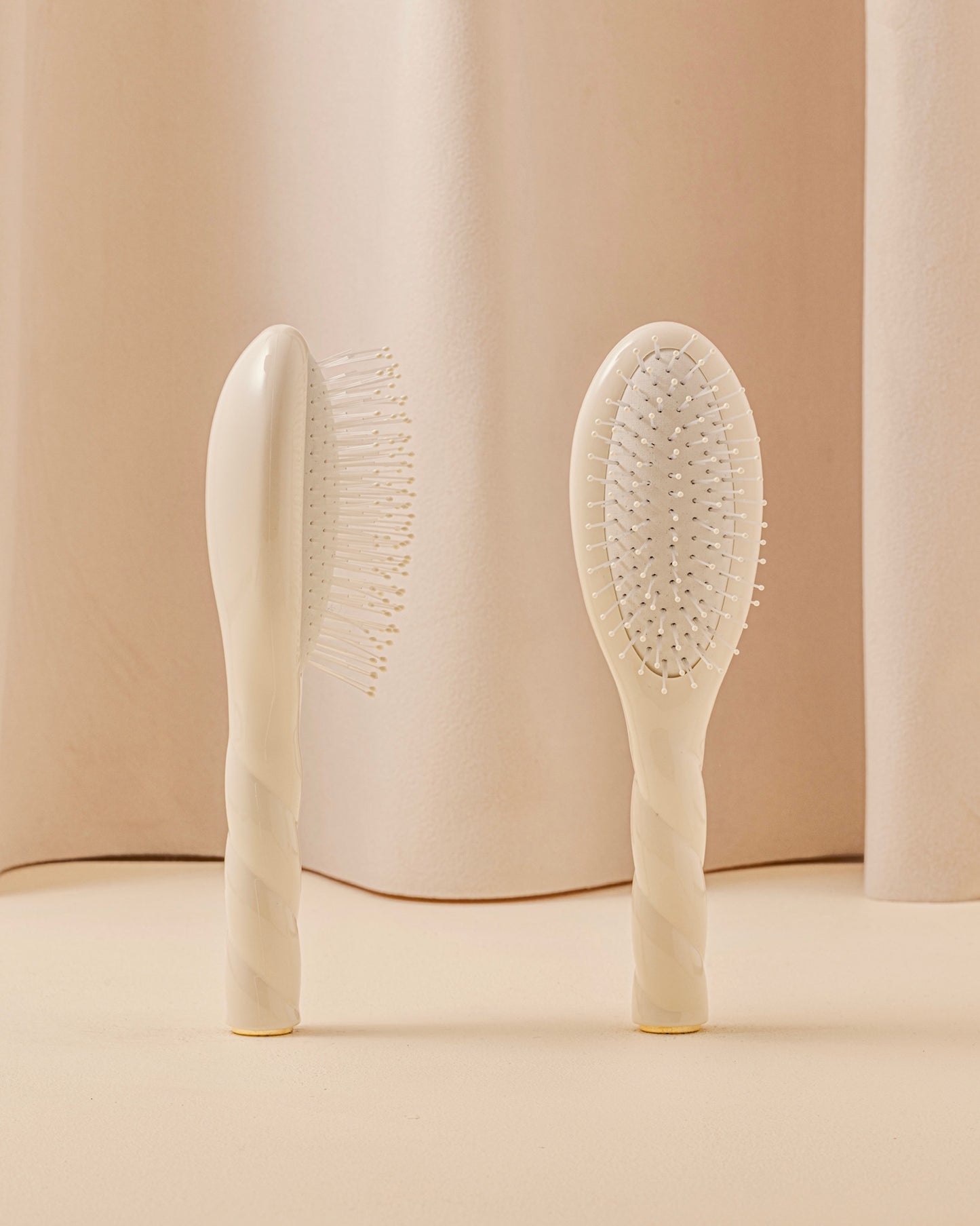 N.04 La Petite Brosse Démêlante & Massante La Miracle Blanc Crème
