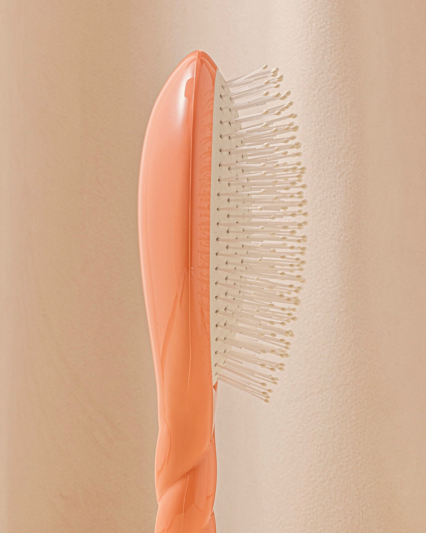 N.04 La Brosse Démêlante & Massante La Miracle Corail