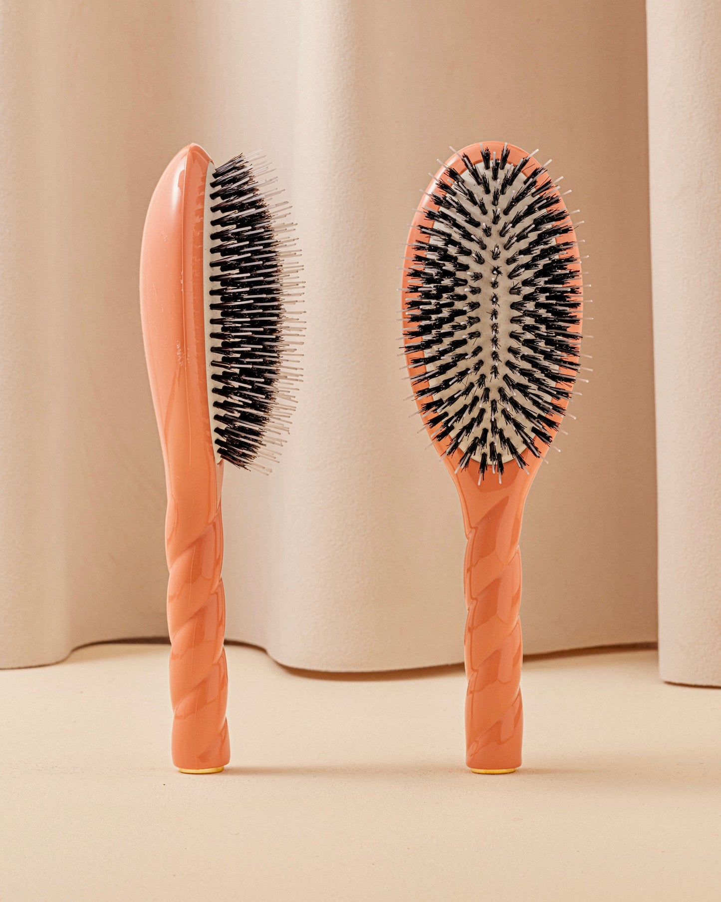 N.02 The Care & Detangling Hair Brush THE ESSENTIAL Coral
