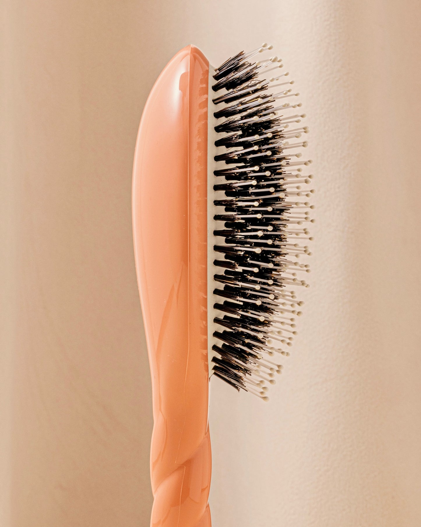 N.03 The Gentle Scalp Care Hair Brush THE ESSENTIAL SOFTNESS Coral