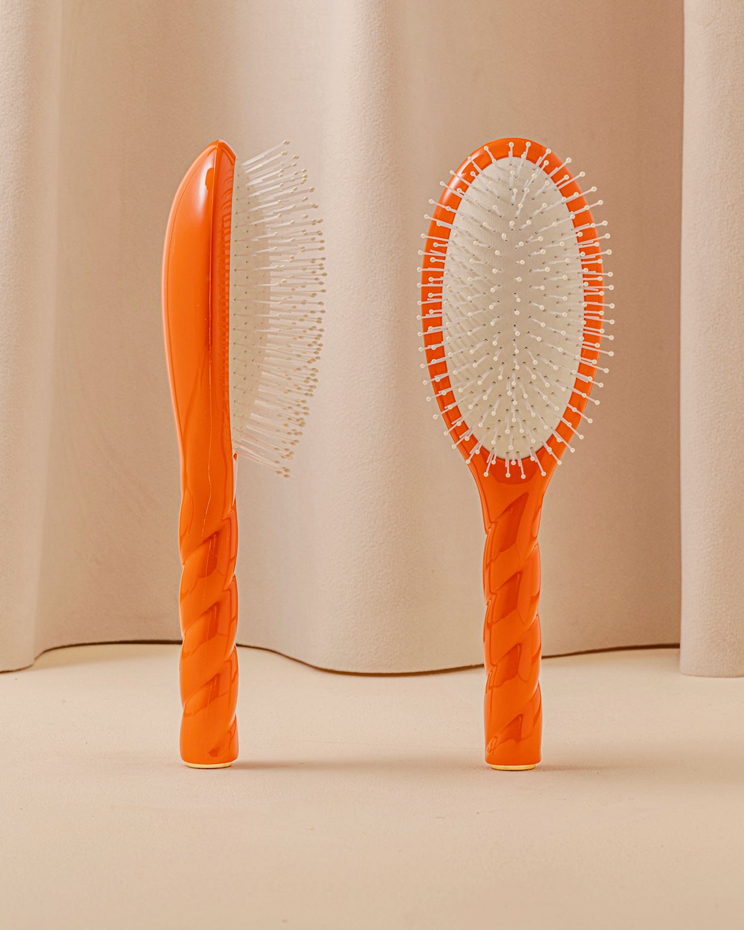 Édition Limitée N.04 La Brosse Démêlante & Massante La Miracle Orange Seventies