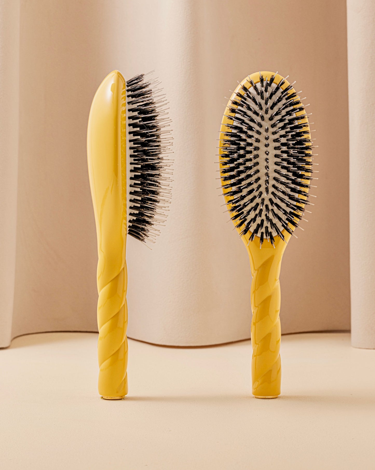 N.02 The Care & Detangling Hair Brush THE ESSENTIAL Saffron Yellow