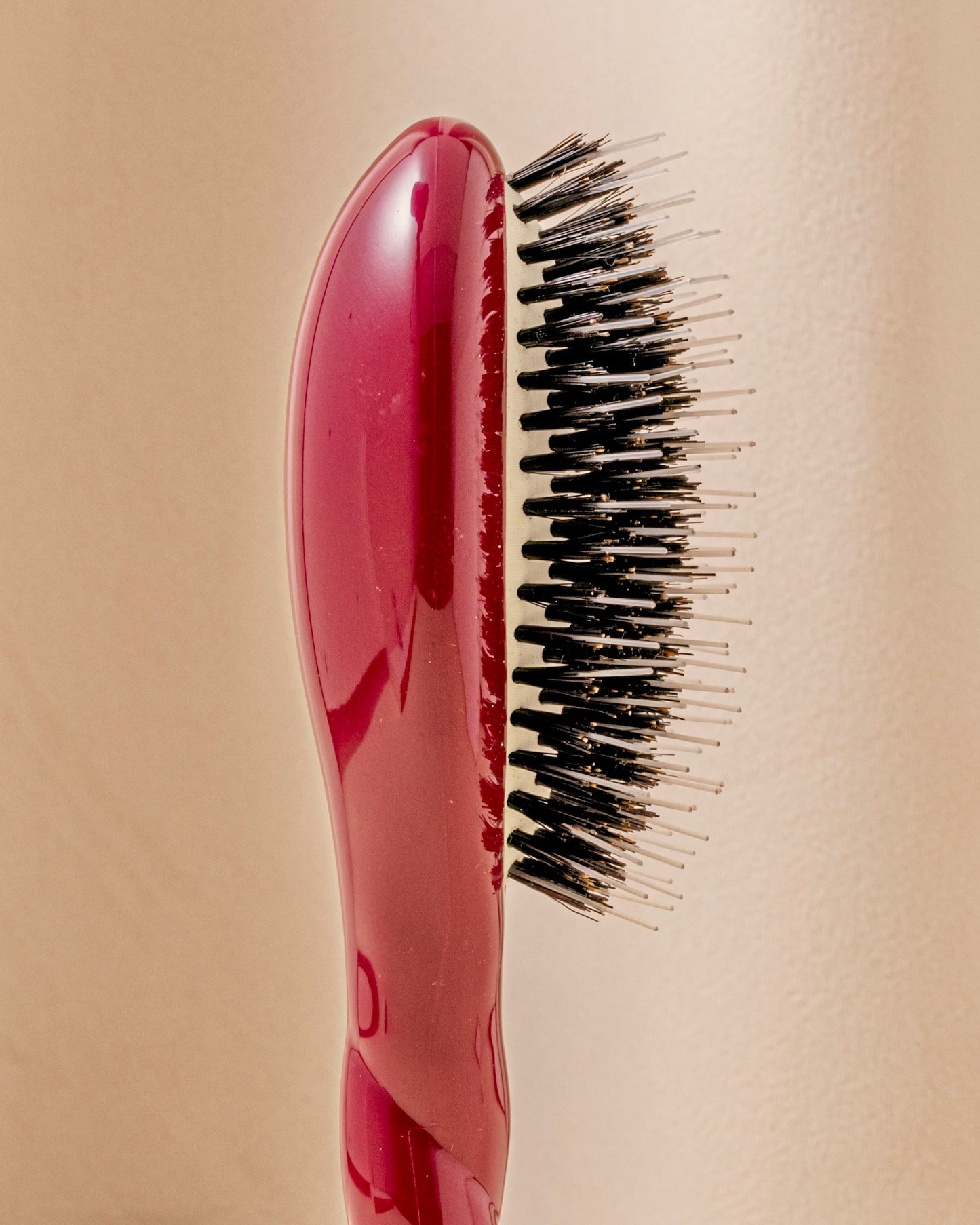 N.02 The Small Care & Detangling Hair Brush THE ESSENTIAL Cherry Red