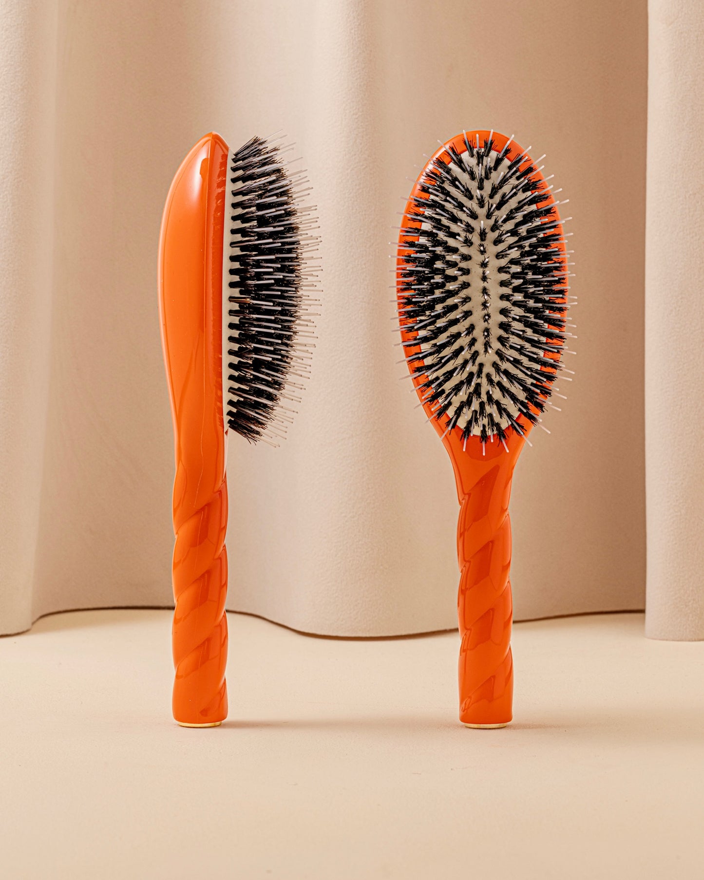 Limited Edition N.02 The Essential Orange Seventies Detangling & Care Brush