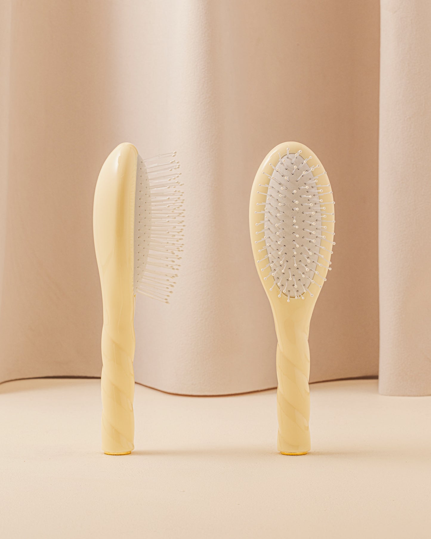 N.04 La Petite Brosse Démêlante & Massante La Miracle Ivoire Cair