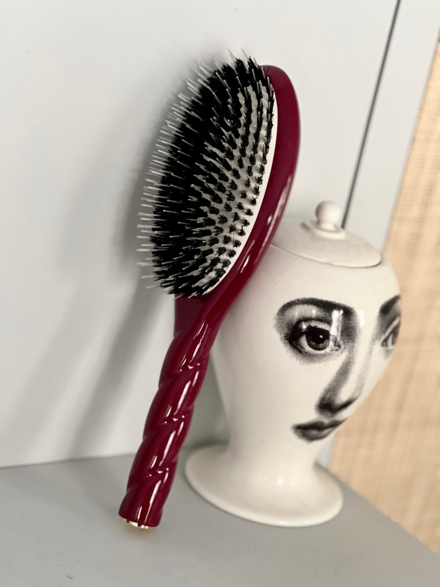 N.02 The Care & Detangling Hair Brush THE ESSENTIAL Cherry Red