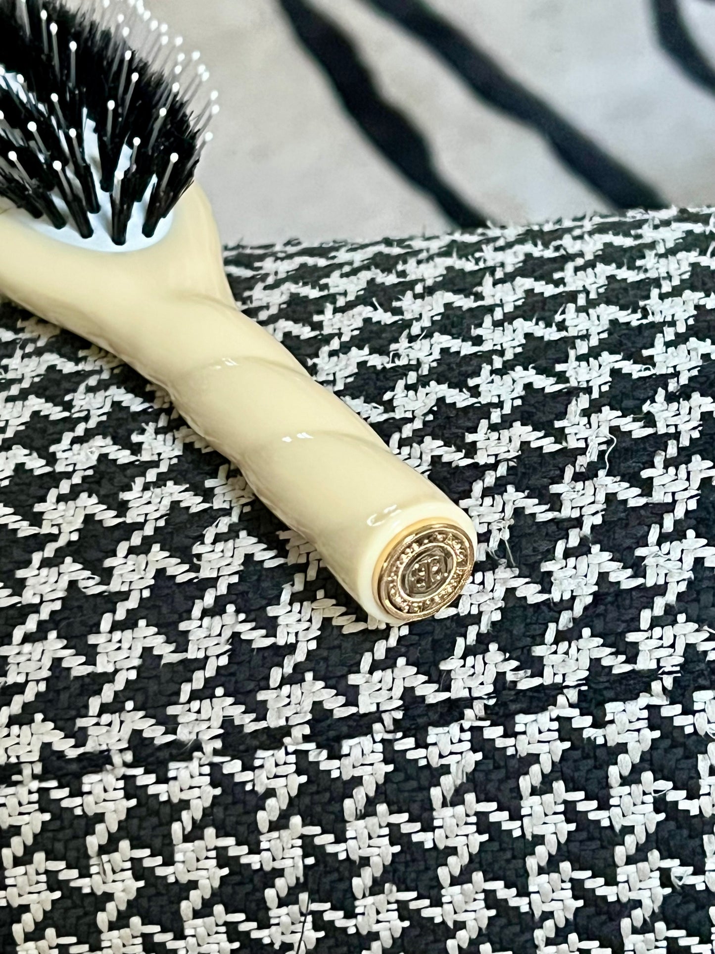 N.03 La Petite Brosse Cuir Chevelu Sensible l'Indispensable Douceur Ivoire Cair