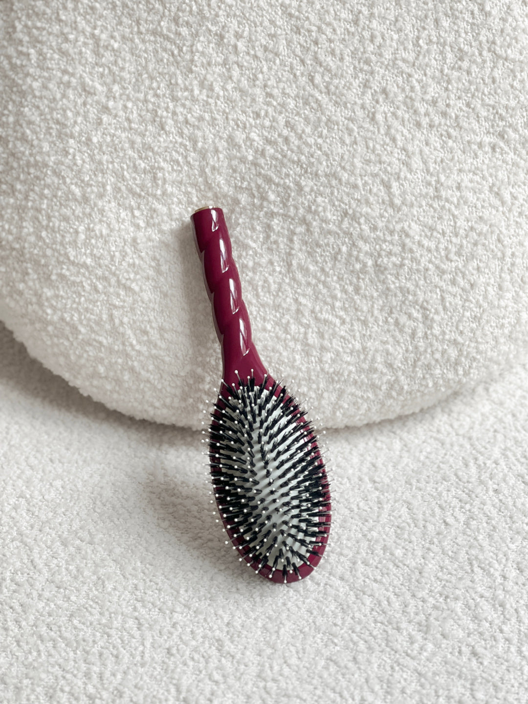 N.03 La Brosse Cuir Chevelu Sensible l'Indispensable Douceur Rouge Cerise