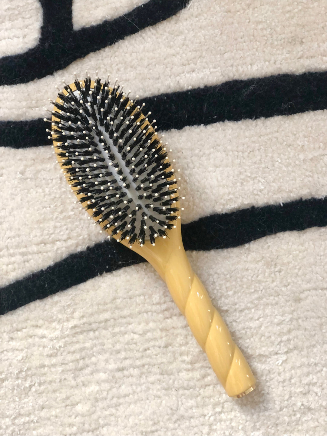 N.03 La Brosse Cuir Chevelu Sensible l'Indispensable Douceur Jaune Safran