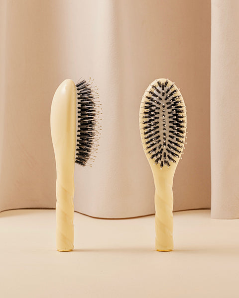 N.03 La Petite Brosse Cuir Chevelu Sensible l'Indispensable Douceur Ivoire Cair - Image 1