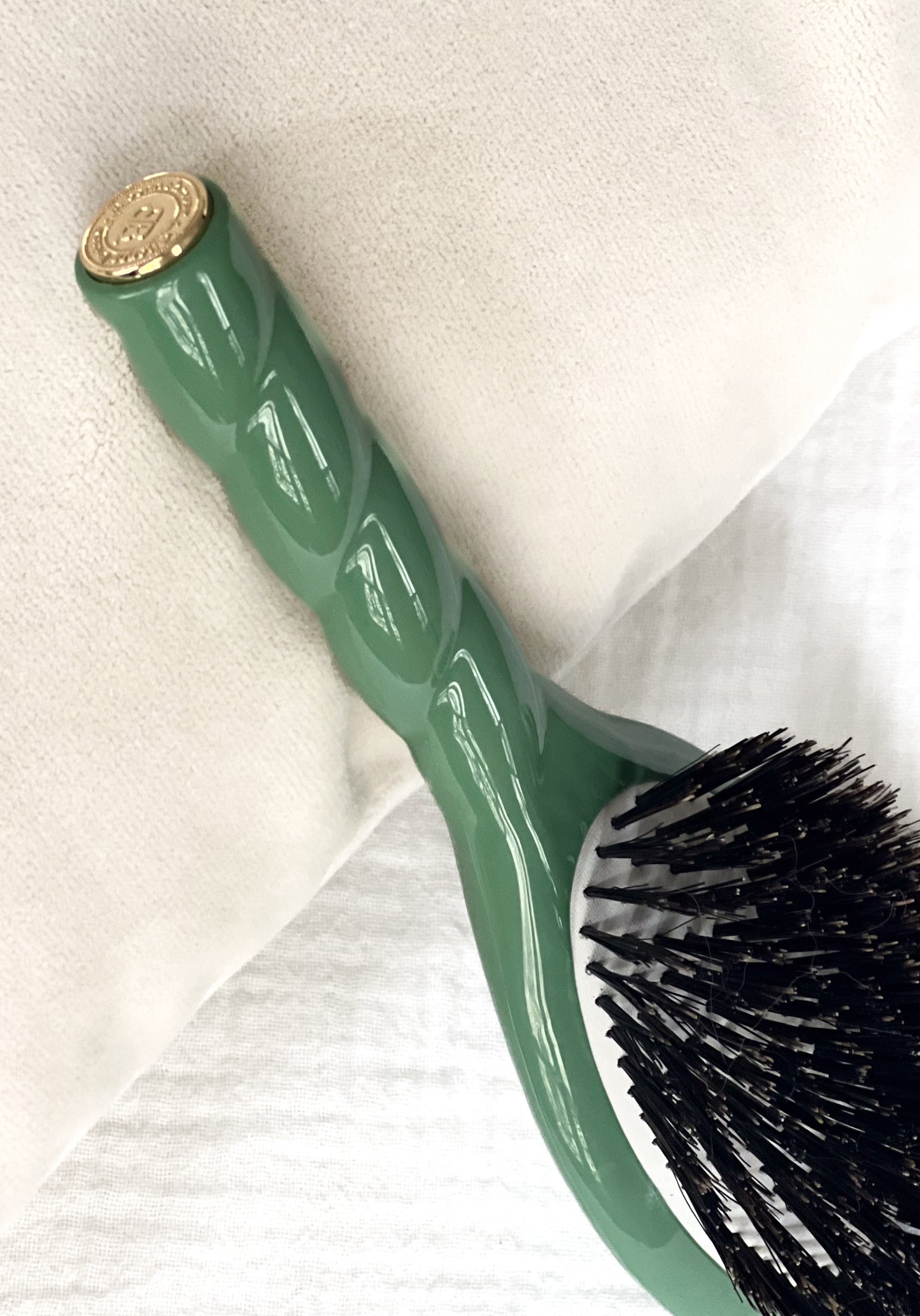 N.01 The Shine & Care Hair Brush THE UNIVERSAL Almond Green