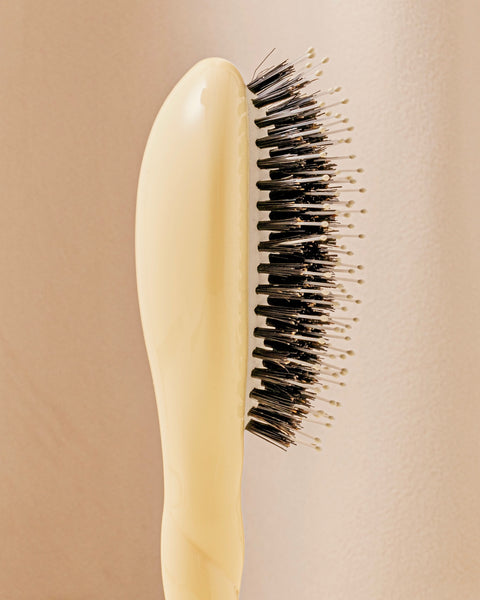 N.03 La Petite Brosse Cuir Chevelu Sensible l'Indispensable Douceur Ivoire Cair - Image 2