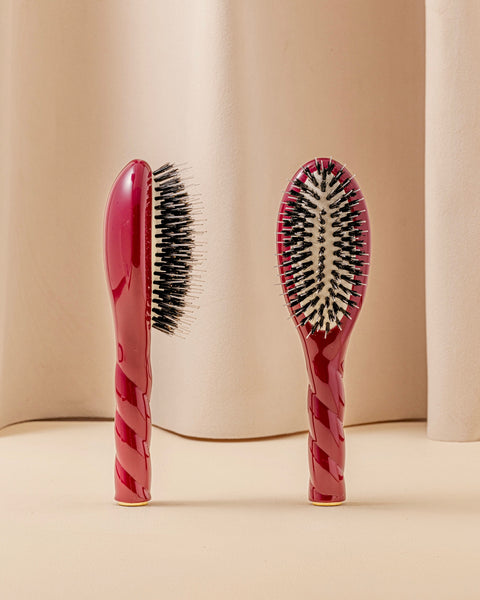 N.02 La Petite Brosse Démêlante & Soin l'Indispensable Rouge Cerise - Image 1