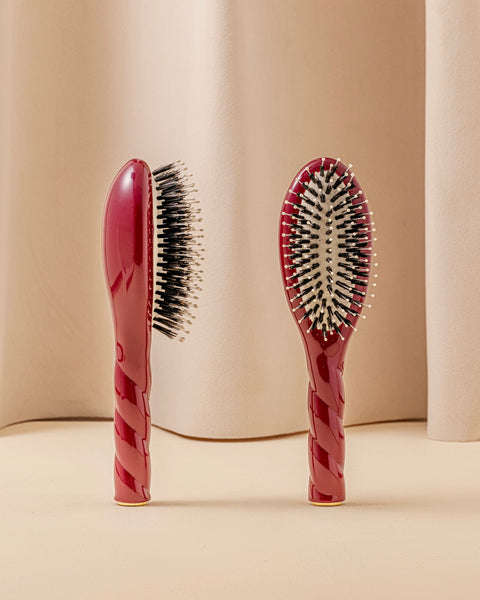 N.03 La Petite Brosse Cuir Chevelu Sensible l'Indispensable Douceur Rouge Cerise - Image 1