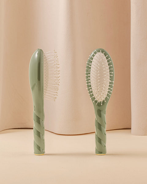 N.04 La Petite Brosse Démêlante & Massante La Miracle Vert Amande - Image 1