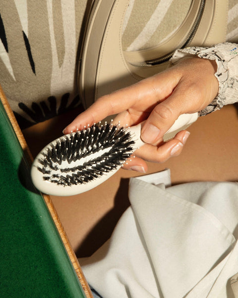 N.03 La Petite Brosse Cuir Chevelu Sensible l'Indispensable Douceur Blanc Crème - Image 2