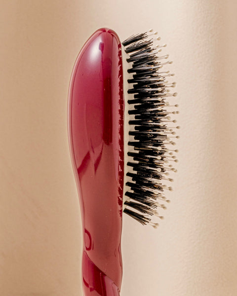 N.03 La Petite Brosse Cuir Chevelu Sensible l'Indispensable Douceur Rouge Cerise - Image 3