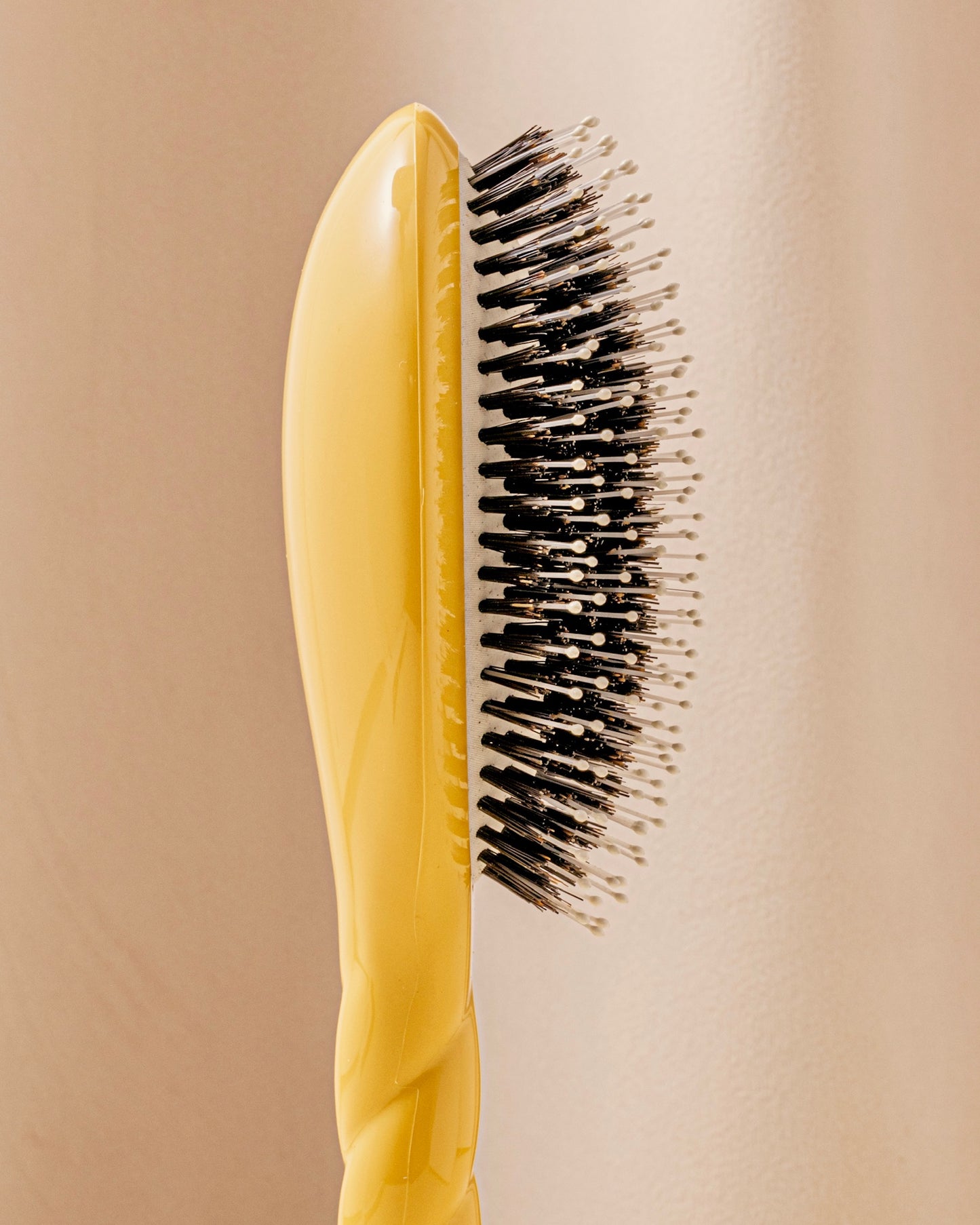 N.03 La Brosse Cuir Chevelu Sensible l'Indispensable Douceur Jaune Safran