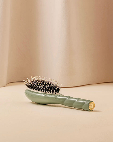 N.03 La Petite Brosse Cuir Chevelu Sensible l'Indispensable Douceur Vert Amande - Image 3
