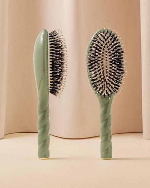 N.03 La Brosse Cuir Chevelu Sensible l'Indispensable Douceur Vert Amande - Image 1