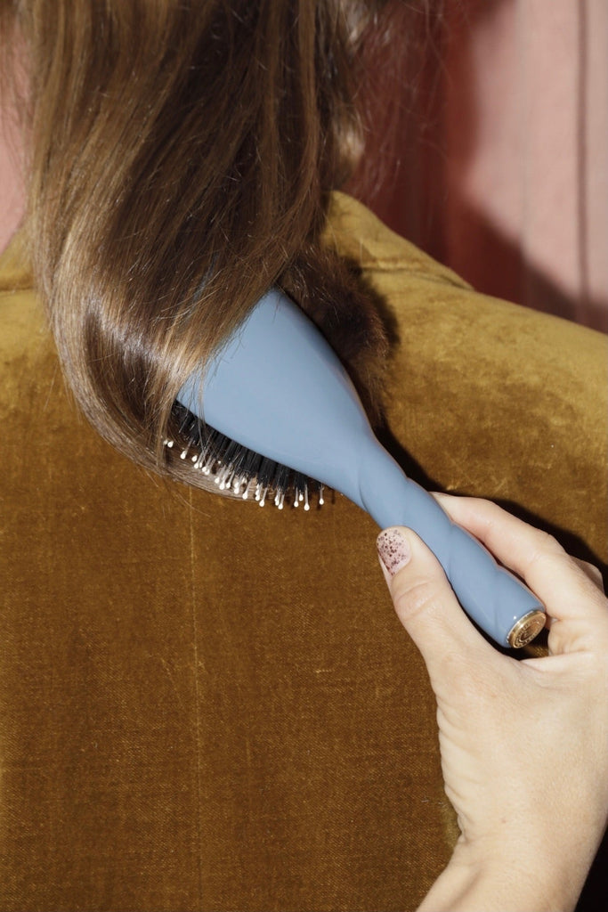 femme se brossant les cheveux