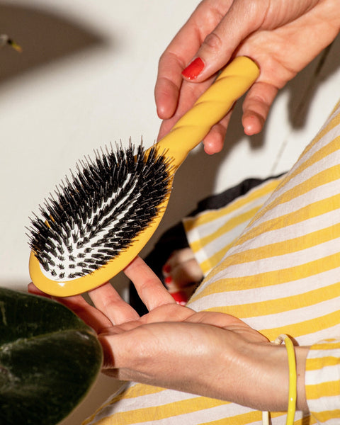 N.02 La Brosse Démêlante & Soin l'Indispensable Jaune Safran - Image 2