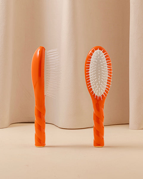 Limited Edition N.07 The Little Detangling & Stimulating Brush Intense Orange Seventies - Image 1