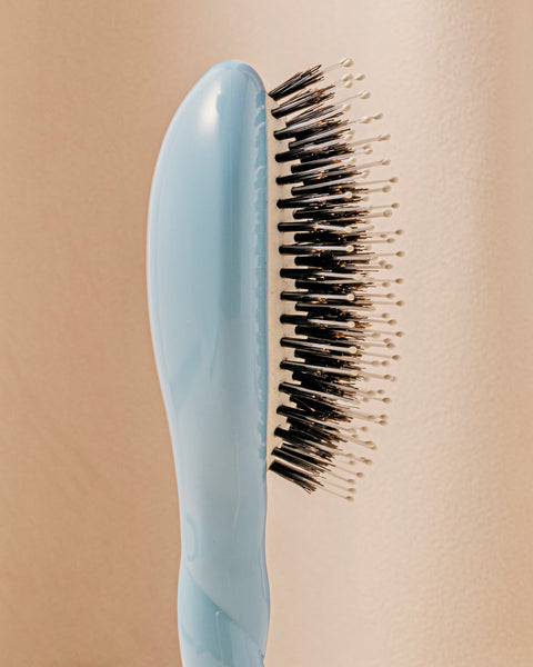 N.03 La Petite Brosse Cuir Chevelu Sensible l'Indispensable Douceur Bleu Ciel - Image 3