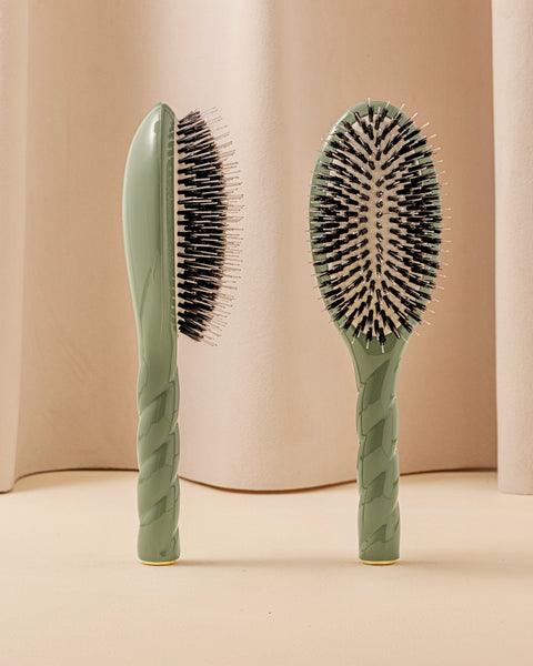 N.02 La Brosse Démêlante & Soin l'Indispensable Vert Amande - Image 1