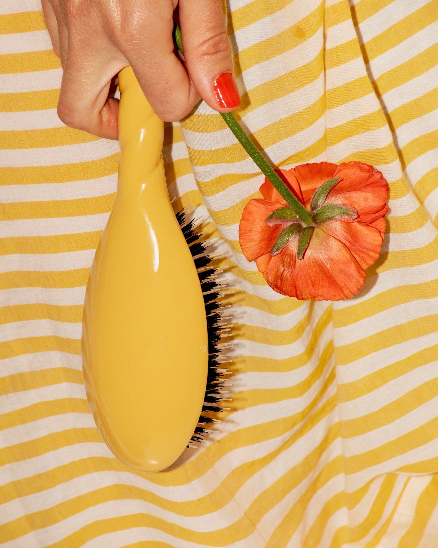 N.02 La Brosse Démêlante & Soin l'Indispensable Jaune Safran