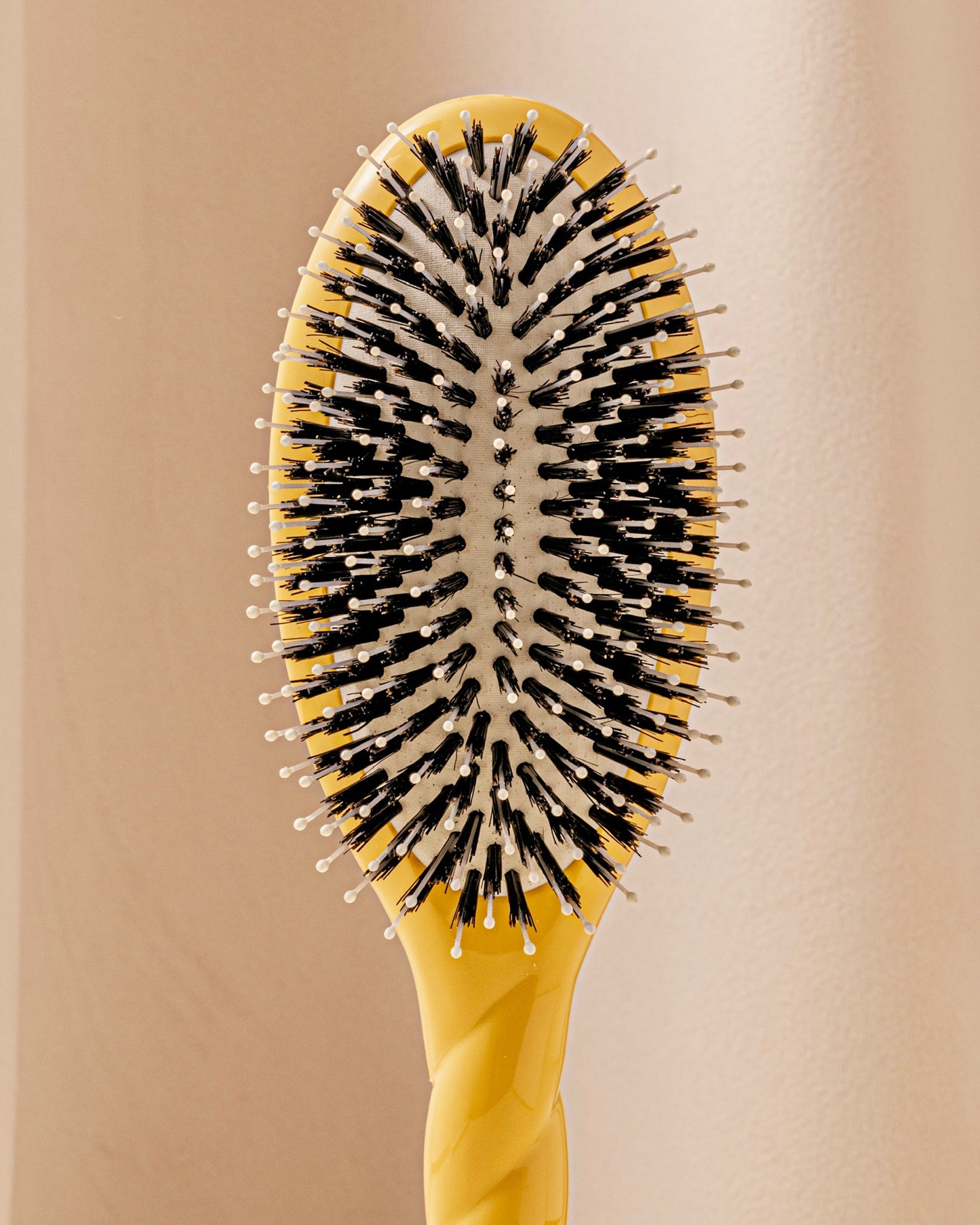 N.03 La Brosse Cuir Chevelu Sensible l'Indispensable Douceur Jaune Safran