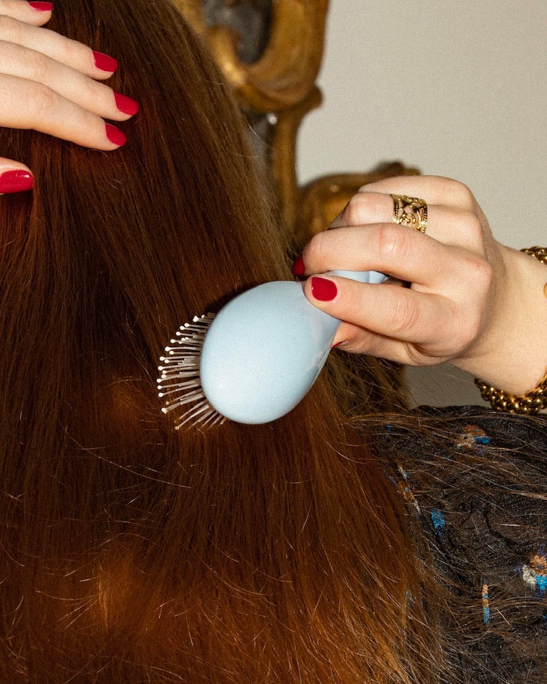 N.04 La Petite Brosse Démêlante & Massante La Miracle Bleu Ciel