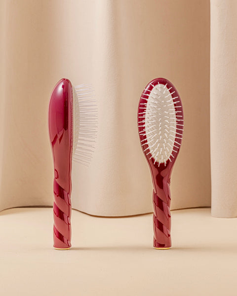 N.07 La Petite Brosse Démêlante & Stimulante l'Intense Rouge Cerise - Image 1