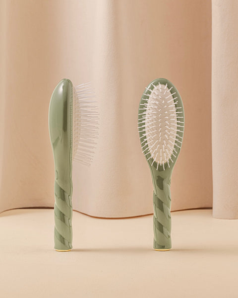 N.07 La Petite Brosse Démêlante & Stimulante l'Intense Vert Amande - Image 1