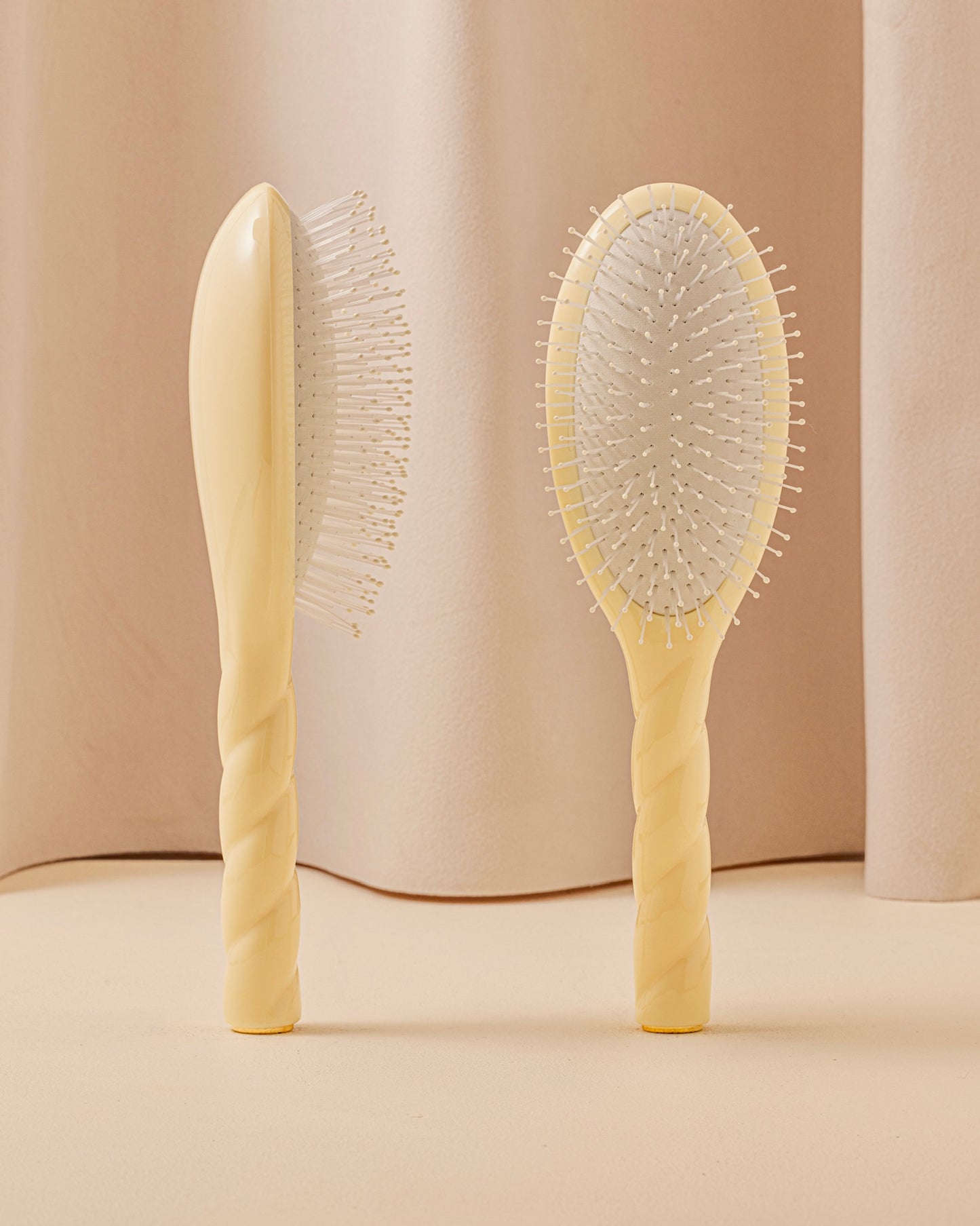 N.04 La Brosse Démêlante & Massante La Miracle Ivoire Cair