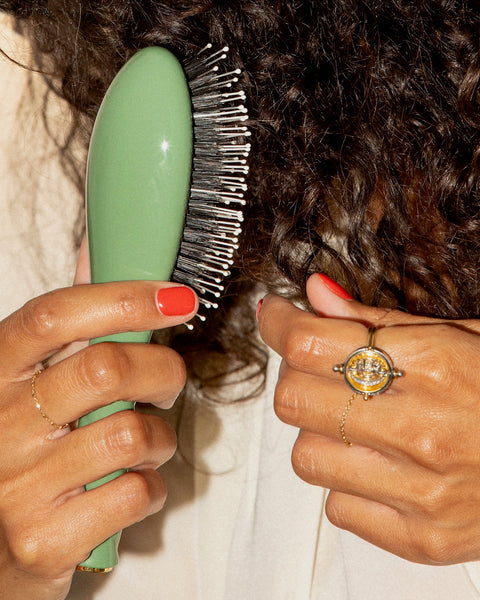 N.03 La Petite Brosse Cuir Chevelu Sensible l'Indispensable Douceur Vert Amande - Image 2