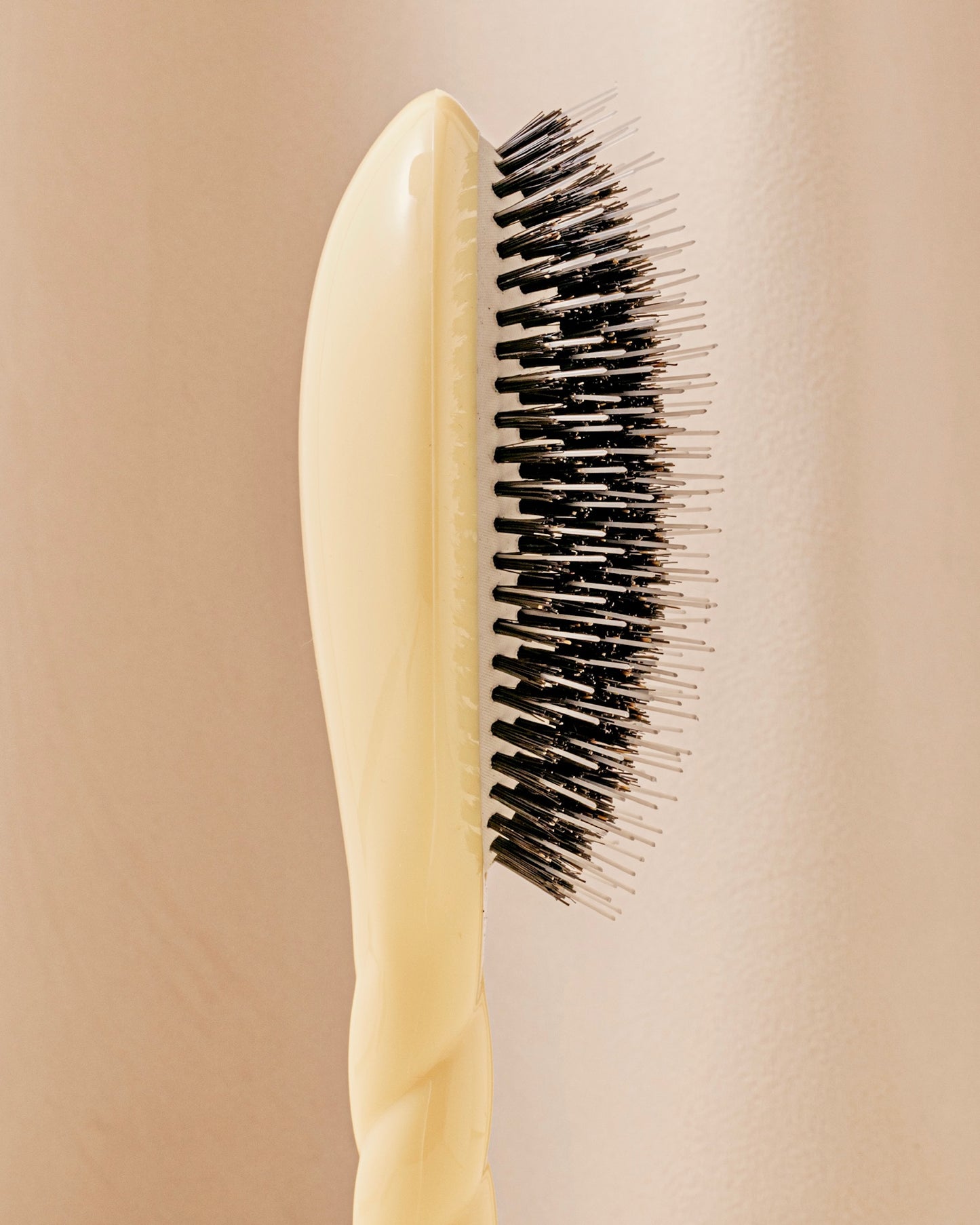 N.02 La Brosse Démêlante & Soin l'Indispensable Ivoire Cair