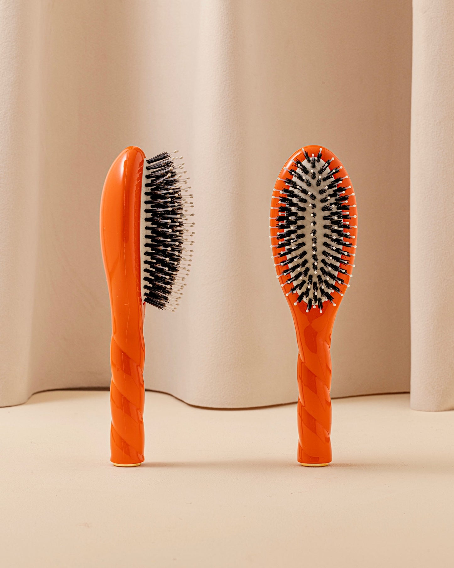 Limited Edition N.03 The Little Sensitive Scalp Brush the Essential Softness Seventies Orange