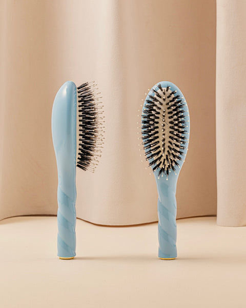 N.03 La Petite Brosse Cuir Chevelu Sensible l'Indispensable Douceur Bleu Ciel - Image 1