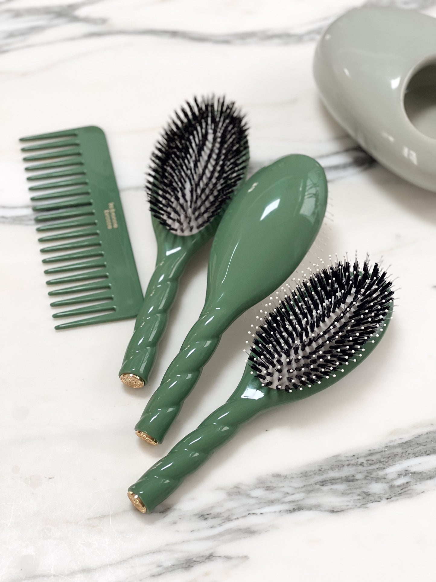 N.01 The Shine & Care Hair Brush THE UNIVERSAL Almond Green