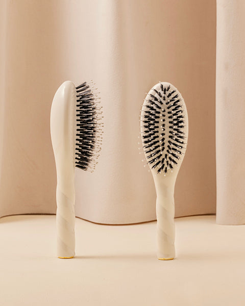 N.03 La Petite Brosse Cuir Chevelu Sensible l'Indispensable Douceur Blanc Crème - Image 1