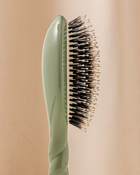 N.03 La Brosse Cuir Chevelu Sensible l'Indispensable Douceur Vert Amande - Image 2