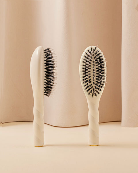 N.02 La Petite Brosse Démêlante & Soin l'Indispensable Blanc Crème - Image 1