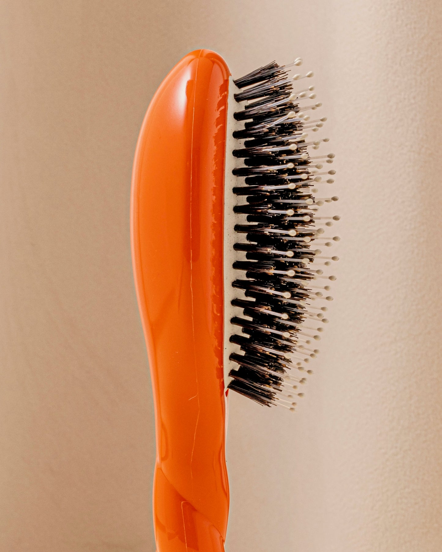 Limited Edition N.03 The Little Sensitive Scalp Brush the Essential Softness Seventies Orange