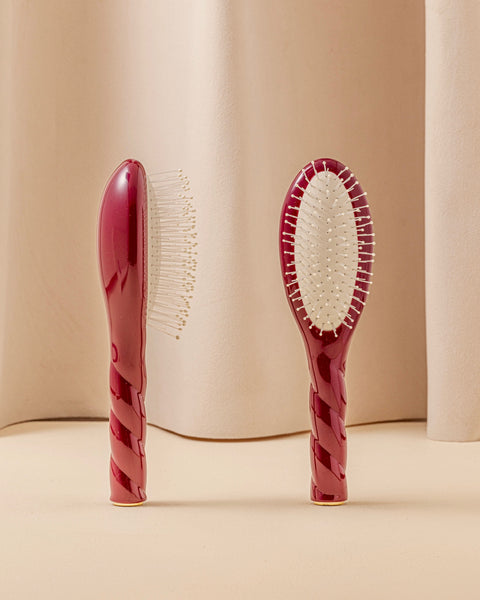 N.04 La Petite Brosse Démêlante & Massante La Miracle Rouge Cerise - Image 1
